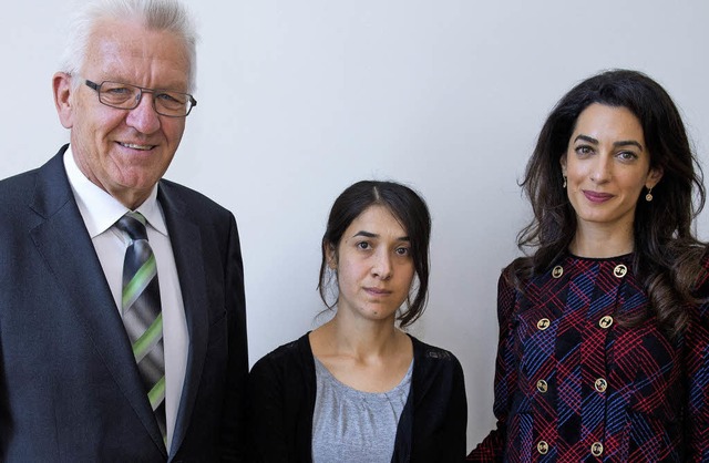 Nadia Murad (Mitte) mit  ihrer Anwlti...nisterprsident Winfried Kretschmann.   | Foto: dpa