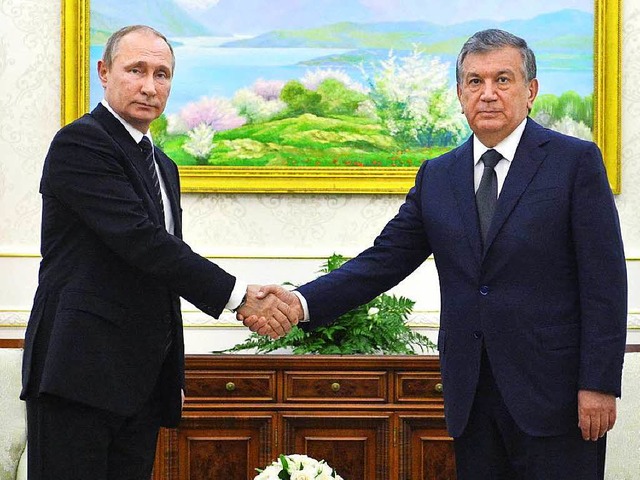 Usbekistans amtierender Prsident Mirsijajew (rechts) empfngt Vladimir Putin.  | Foto: dpa