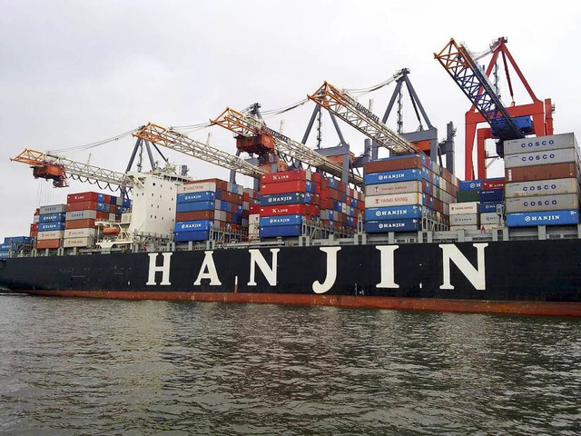 Liegt fest &#8211; Containerfrachter d...solventen koreanischen Reederei Hanjin  | Foto: dpa
