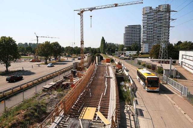 Das Lehrgerst steht schon seit einiger Zeit.  | Foto: Christoph Breithaupt