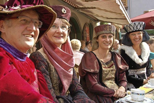 800 Mitwirkende in historischen Kostmen wirken mit bei einer Zeitreise durchs Mittelalter in Staufen vom 16. bis 18. September 2016