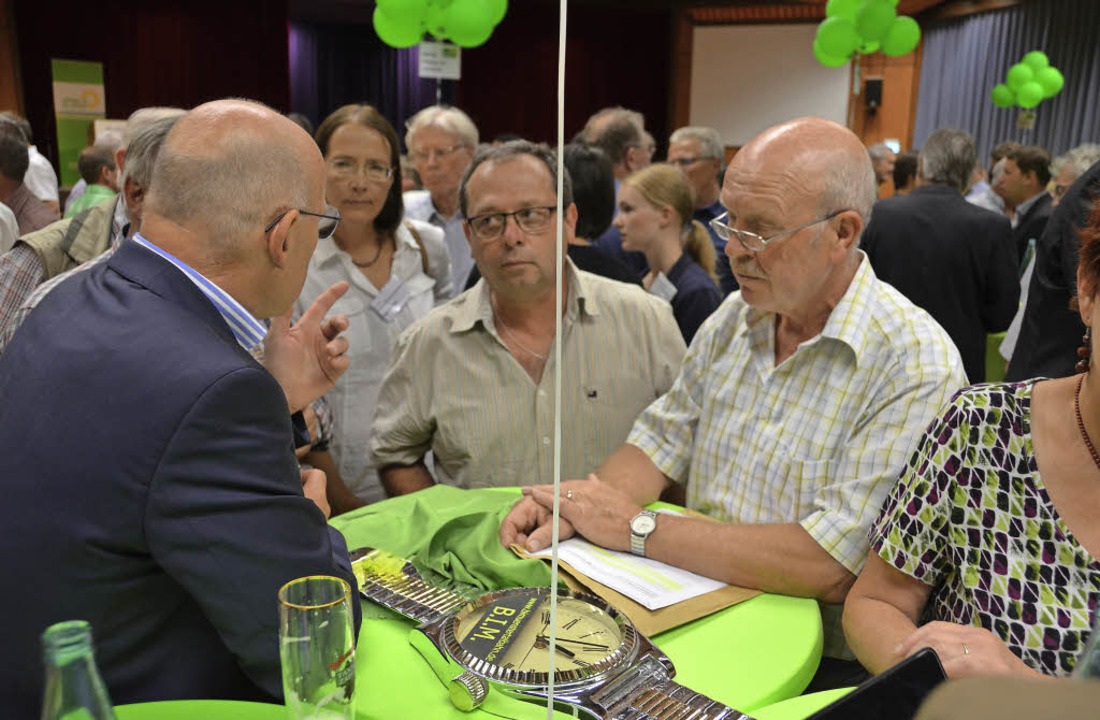 Gerd Meyer und Lothar Meyer (rechts) s...ann auf das Thema Breisgau-S-Bahn an.   | Foto: Peter Stellmach