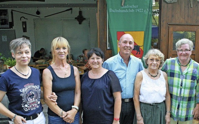Der Vorstand der Teckelfreunde (von li...n Ingeborg Bandel (zweite von rechts)   | Foto: Werner Schnabl