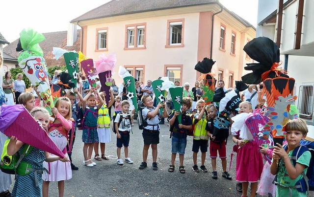Knigschaffhausen. Die 17 Erstklssler mit ihren prall gefllten Schultten.  | Foto: Roland Vitt