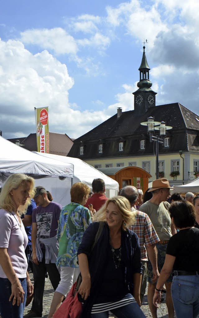 Kunst, Musik, Gedrnge: Das ist der Knstlermarkt.   | Foto: Jahn