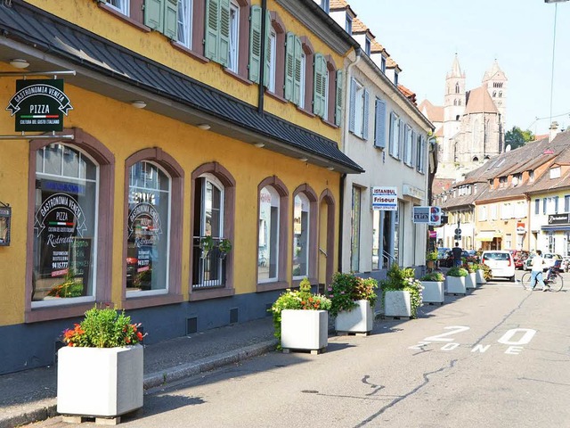 In der Rheinstrae soll die Anzahl der Blumenkbel reduziert werden.  | Foto: Thomas Rhenisch