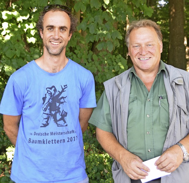 Zapfenpflcker Daniel Baur (links) und Frster Johannes Wiesler  | Foto: Dennis Schwarz