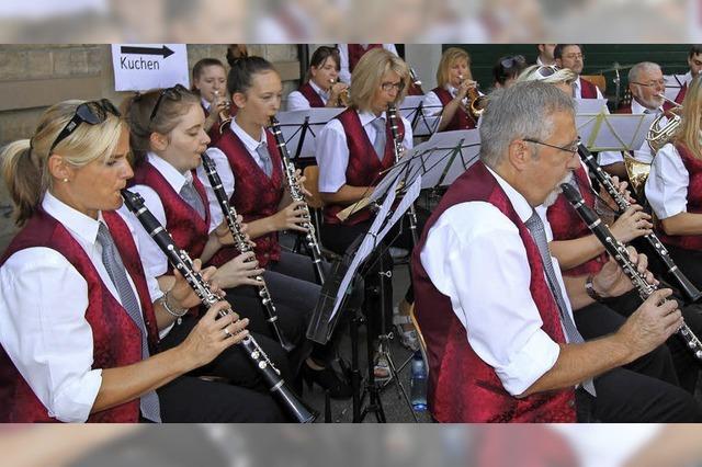 Gelungener Herbstauftakt mit Musik und Neuem Wein