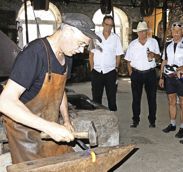 Meister &#8222;Jassel&#8220; schmiedet und erzhlt was dazu.   | Foto: Roland Gutjahr