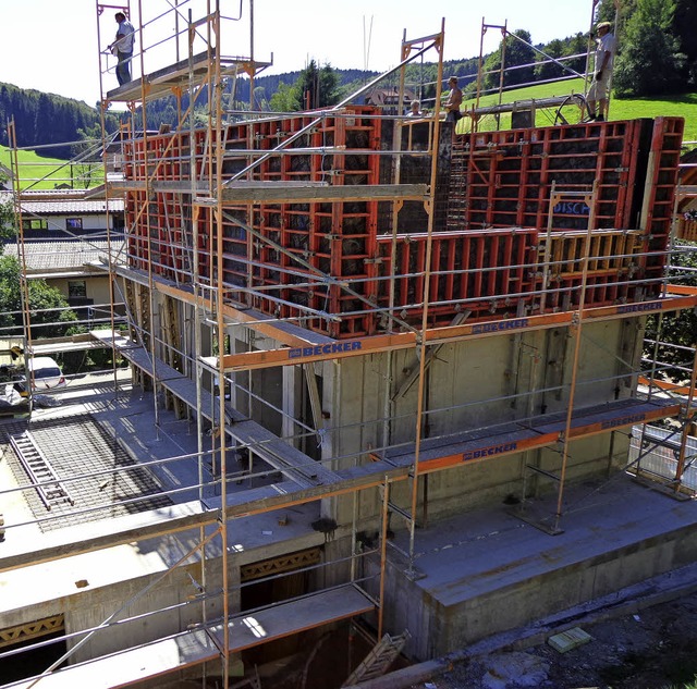 Auch bei 32 Grad geht der Bau im Ortst...ohbau wird bald fertig gestellt sein.   | Foto: Yannick Allgeier