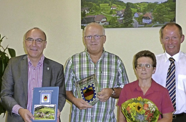 Besonderen Dank vom Brgermeister (lin...uch in Buchform im Bild festgehalten.   | Foto: Roland Gutjahr