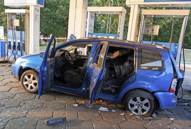 Ein zerstrter VW-Touran steht am verg...rer des Wagens wurde schwer verletzt.   | Foto: dpa