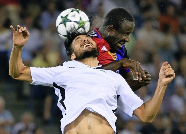 Mit aller Kraft  hat sich Ludogorets R...wechselten FCB-Strmer Seydou Doumbia   | Foto: Afp