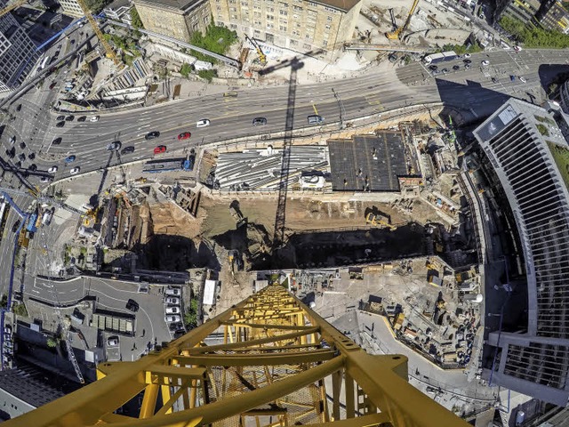 Ungewhnliche Perspektive: die Baustelle,  aufgenommen von einem Kran aus  | Foto: dpa