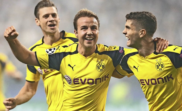 Erster Treffer fr Dortmund nach 1250 Tagen: Mario Gtze (Mitte)   | Foto: dpa