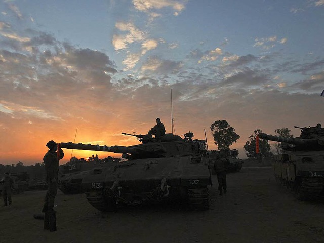 Israelische Panzer an der Grenze zum Gazastreifen   | Foto: dpa