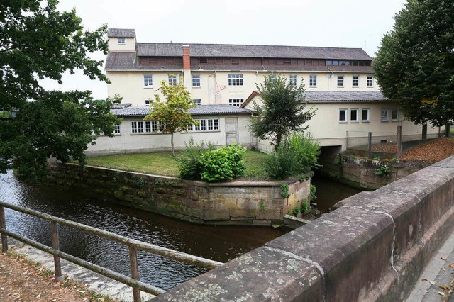 Das Gebude liegt direkt an der Schutter.  | Foto: Christoph Breithaupt