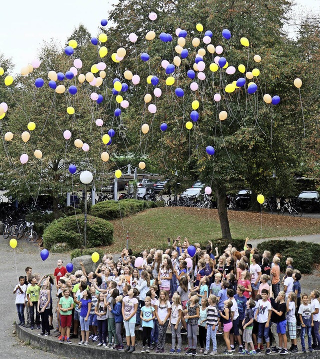 Am Goethe-Gymnasium wurden 146 neue F...Wnsche per Luftballon auf die Reise.   | Foto: Nicole Steinbach