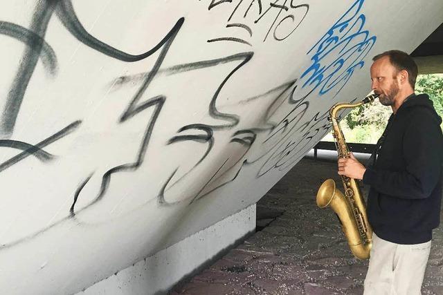 Warum ein Schwede unter einer Freiburger Brücke Saxophon übt