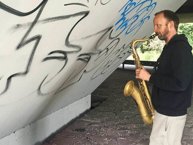 Saxophonspieler Johan unter der Brcke an der Dreisam.  | Foto: Gina Kutkat