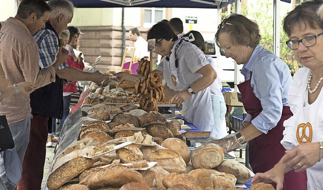Die Vielfalt des handwerklich hergeste...franzsischen Brotmarkt kennenlernen.   | Foto: Volker Mnch