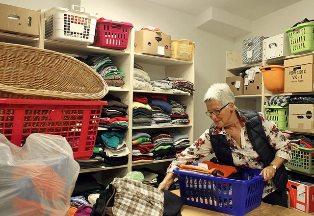 Helferin Rosemarie Schelb rumt Kleiderspenden ein.   | Foto: Ute Kienzler