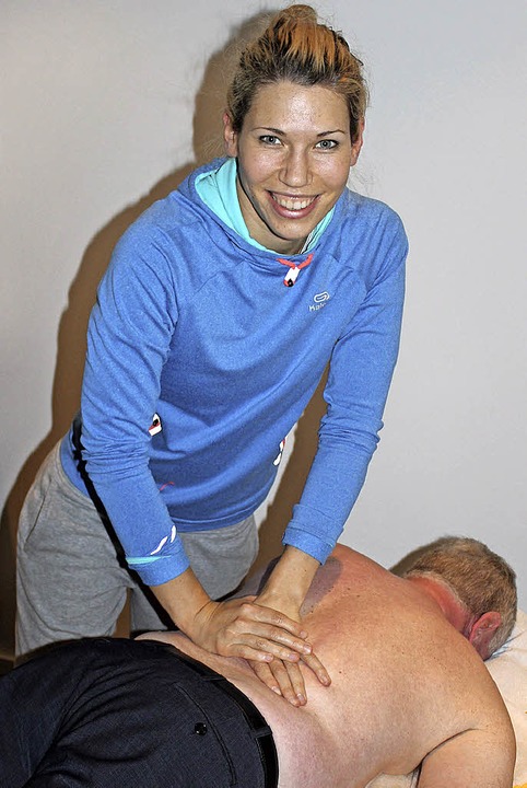 Physiotherapeutin Lena Venohr behandelt einen Patienten.  | Foto: Mario Schneberg