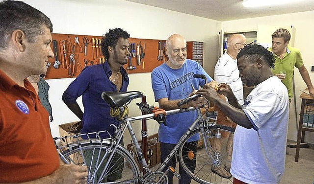 In der Belchenstrae 20 knnen Flchtl...r Fahrrad unter Anleitung reparieren.   | Foto: Anne Freyer