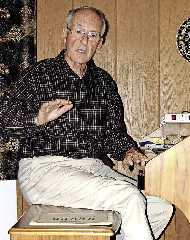 Kollnaus langjhriger Organist Johannes Wehmann an seiner Heimorgel   | Foto: Kurz