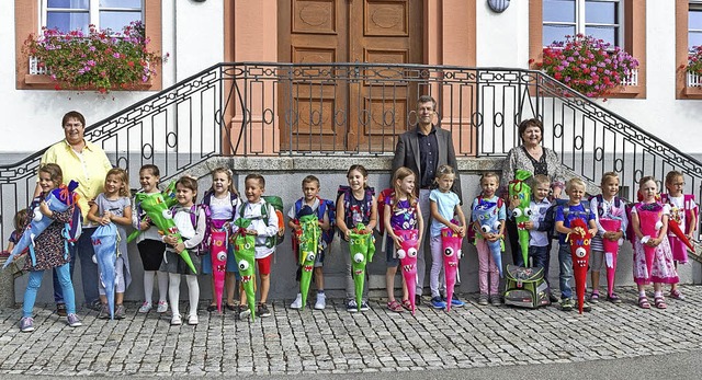 Aufgeregt halten die 16 Erstklssler i...nett, scheinen die Kleinen zu denken.   | Foto: chris seifried