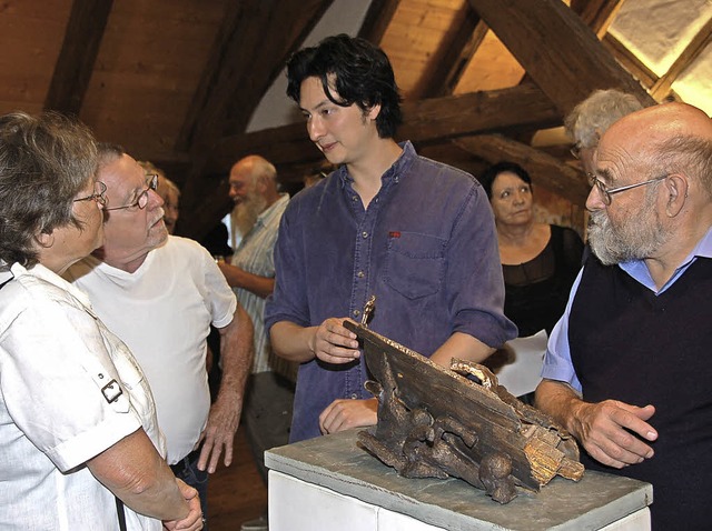 Martin Gndinger (Mitte) wird whrend ...er Gieerei ein Bronzerelief schaffen.  | Foto: Jutta Binner-Schwarz