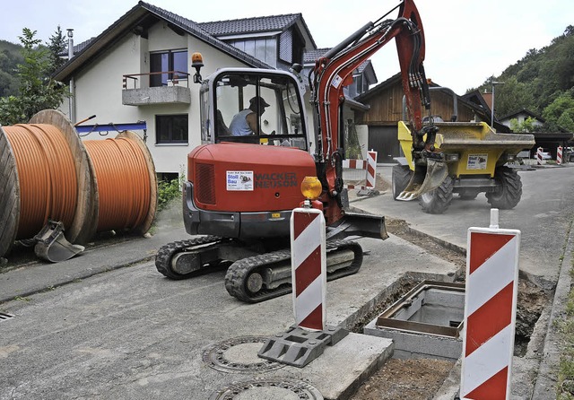 Die Bauarbeiten im ersten Bauabschnitt...wischen in Weizen-Bahnhof angekommen.   | Foto: D. Noeske