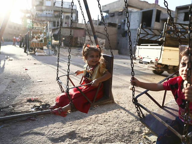 Syrische Kinder spielen in Hamouria, e...askus. Die Waffenruhe hlt weitgehend.  | Foto: AFP