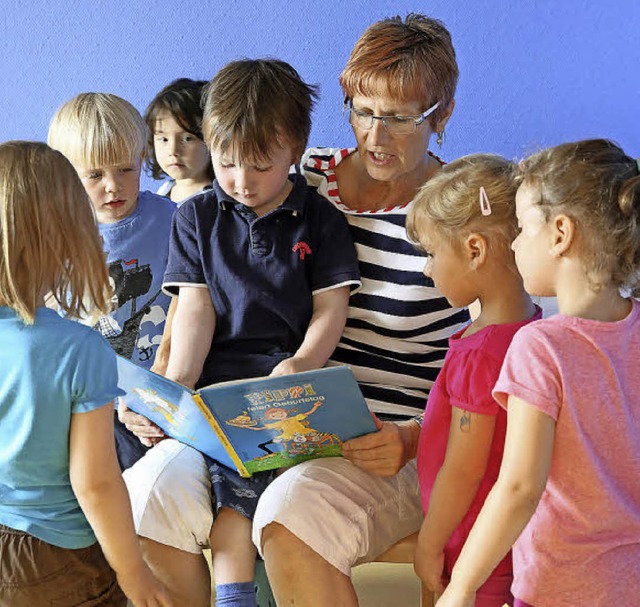 Vorleserin in einer Kindertagessttte....sich mehr Menschen fr diesen Beruf.    | Foto: Bernd Wstneck (dpa)