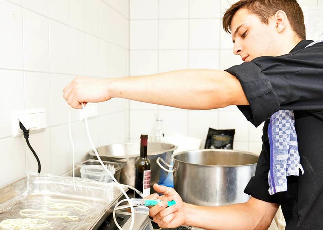 Mit Spritze und Schlauch stellte Danie...koladenspaghetti fr sein Dessert her.  | Foto: Kai Kricheldorff