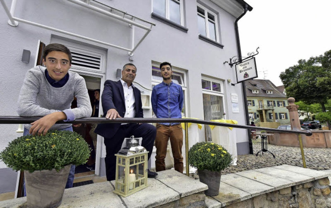 Der neue Pchter des &#8222;Bistros am...n namensgebenden Opfinger Dorfbrunnen.  | Foto: Thomas Kunz