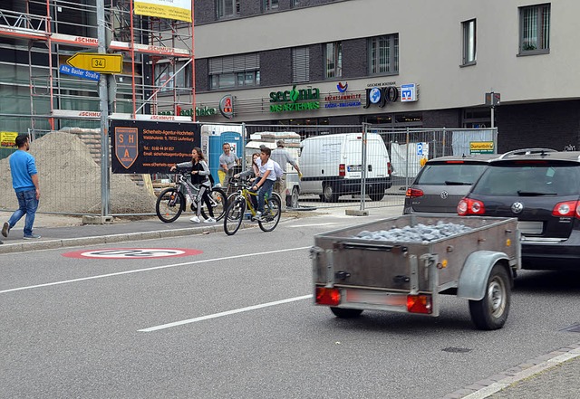 Autos, Radfahrer und Fugnger auf eng...s mitunter zu brenzligen Situationen.   | Foto: Felix Held