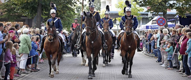 Stolz prsentiert sich die historische...nkierenden Zuschauern beim Festumzug.   | Foto: Roger Mller