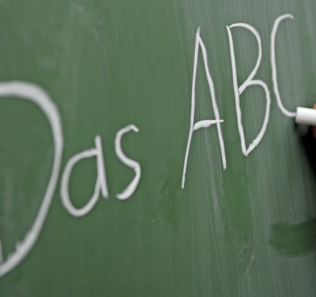 Das ABC, das Einmaleins, das Lesen, da...en in der Grundschule im Mittelpunkt.   | Foto: Daniel Reinhardt, DPA