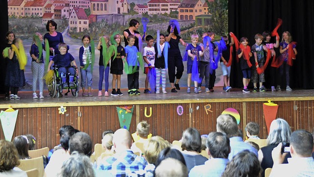 Die lteren Schulkinder begrten die Erstklssler mit Liedern und Tnzen.   | Foto: Horatio Gollin