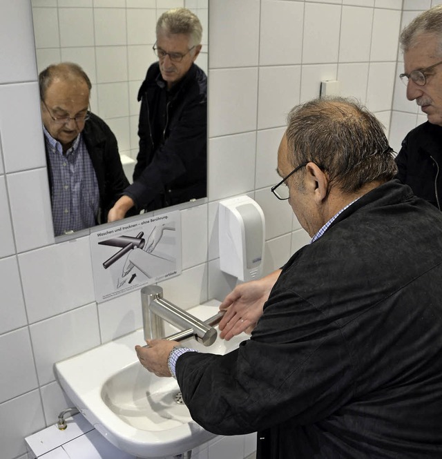 &#8222;Ich wasche meine Hnde in Unsch...eger hat das Marktplatz-WC initiiert.   | Foto: Seller