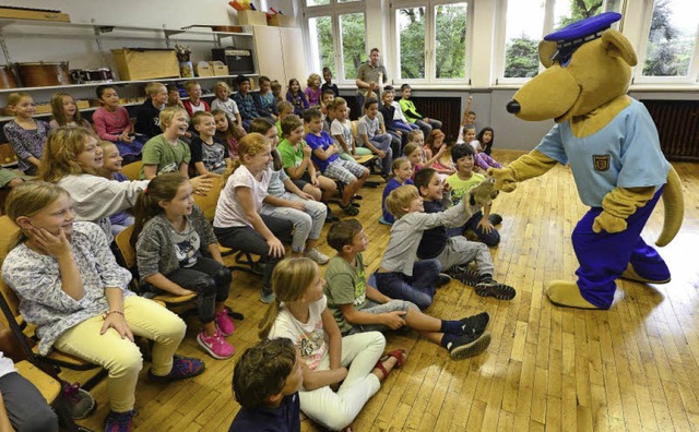 Polizeiknguru Billy begrte die Grun...l auch ihre Stofftiere per Handschlag.  | Foto: Ingo Schneider