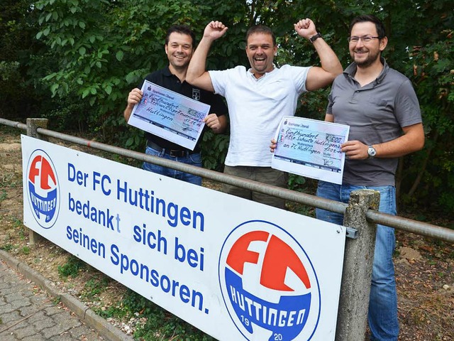 Grund zum Jubeln fr den FC Vorsitzend... bergaben Spenden fr den Kunstrasen.  | Foto: Marco Schopferer