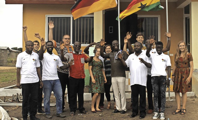 Die aktuelle Aim-Ghana-Crew vorm neuen Ausbildungszentrum in Komenda   | Foto: Jrn Preuss