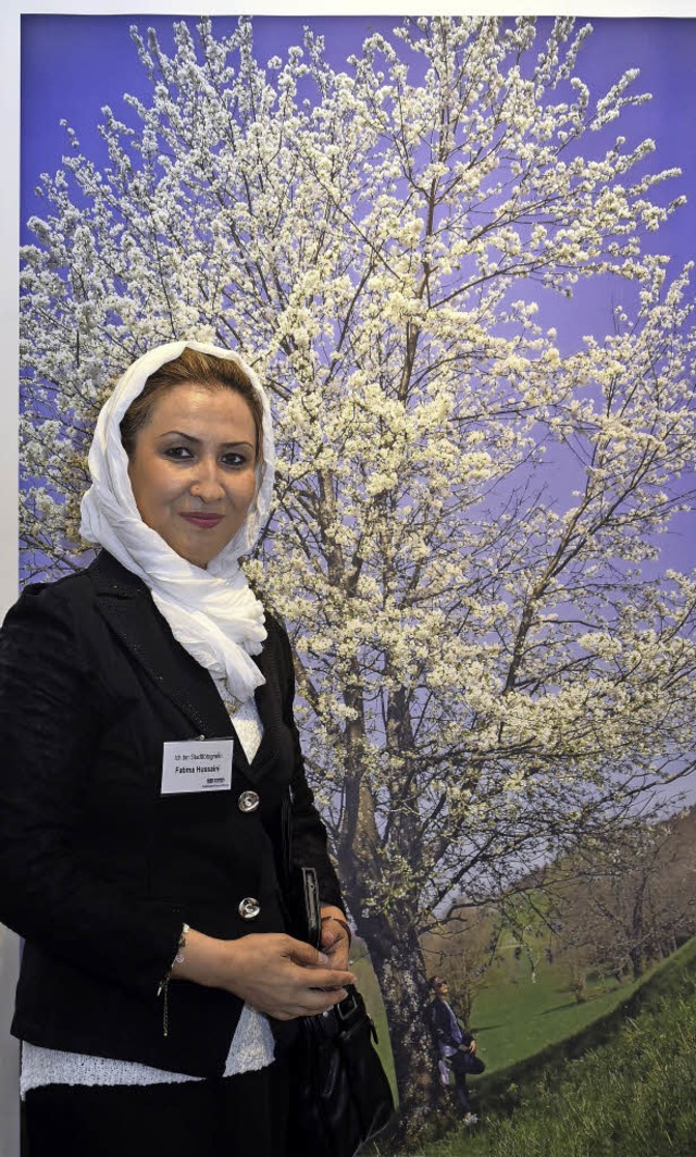 Fatima Hussaini vor einem ihrer Bilder von der Flucht aus Kabul  | Foto: Kunz