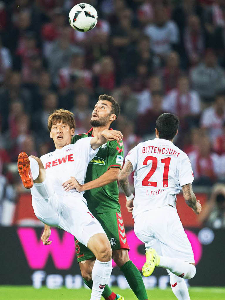 Den Ball im Blick: Manuel Gulde (in grn) muss sich gleich gegen zwei Gegenspieler durchsetzen.