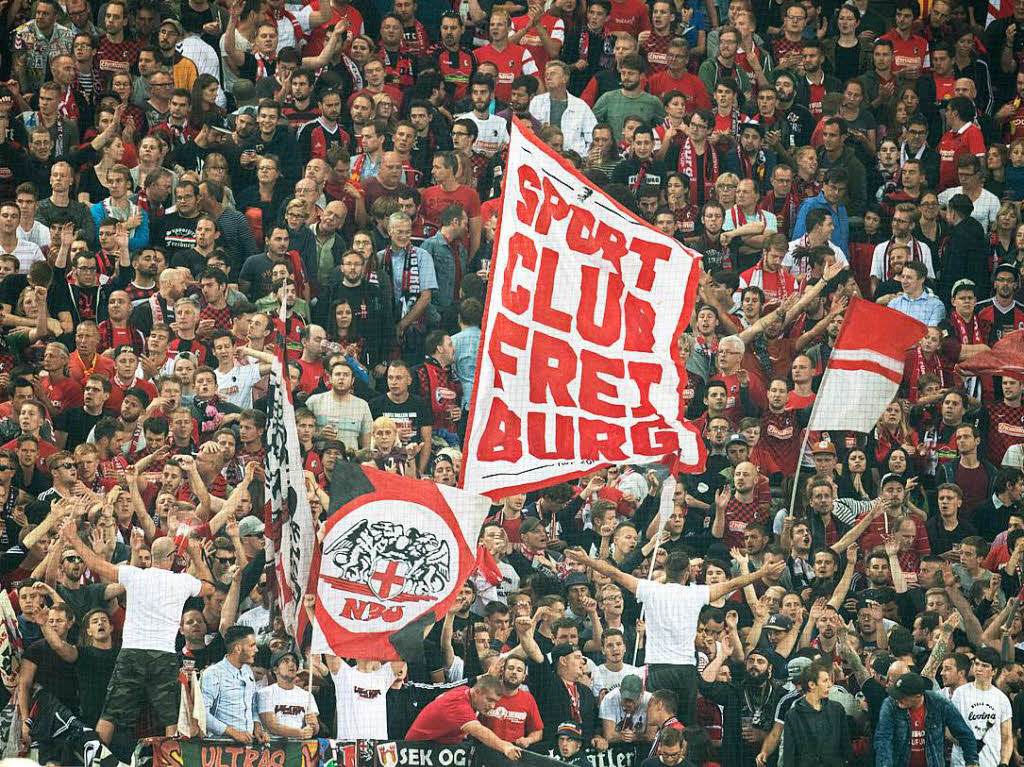 Die Freiburger Fans lassen sich nicht dadurch beeindrucken und feiern ihre Mannschaft.
