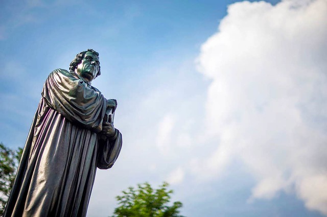Der Reformator, in Bronze gegossen: Lutherdenkmal am Karlsplatz in Eisenach  | Foto: Michael Reichel