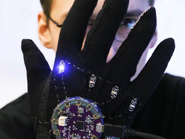 Der Minicomputer auf diesem Handschuh ...et  Bewegungen und Hautreaktionen auf.  | Foto: Pawel Supernak