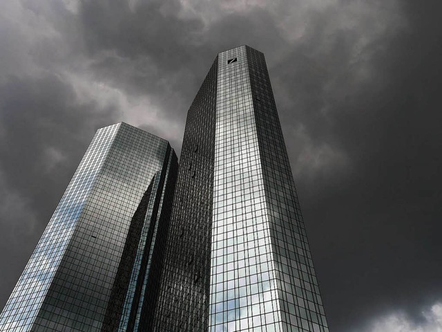 Wieder dunkle Wolken ber der Zentrale der Deutschen Bank  | Foto: dpa